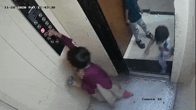 视频疯传！两小孩把5岁弟弟关电梯缝隙，下一秒男孩惨被电梯碾头身亡（视频/组图） - 2