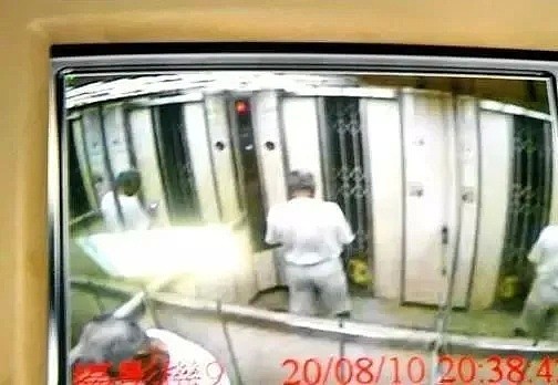 视频疯传！两小孩把5岁弟弟关电梯缝隙，下一秒男孩惨被电梯碾头身亡（视频/组图） - 7