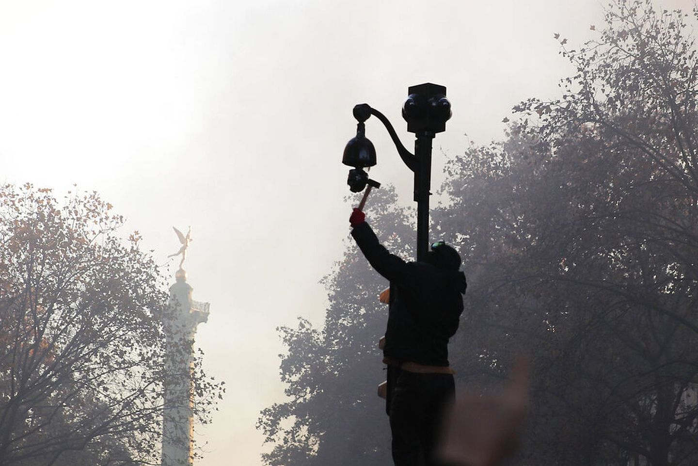 法国反安全法示威：图为11月28日巴黎示威者破坏闭路电视。（AP）
