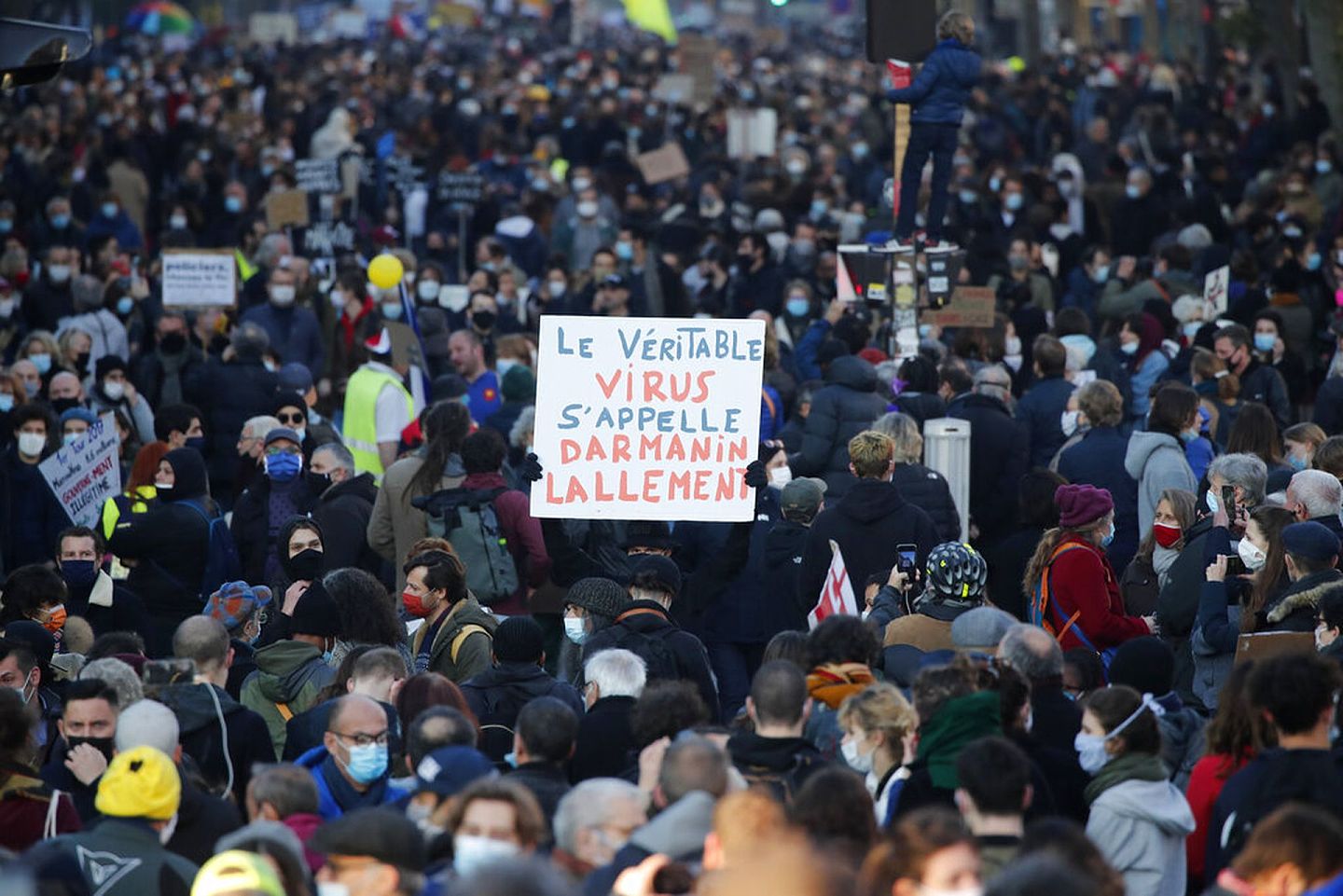 法国反安全法示威：图为11月28日示威者在巴黎游行，反对限制在网上上载警员图片的安全法。（AP）