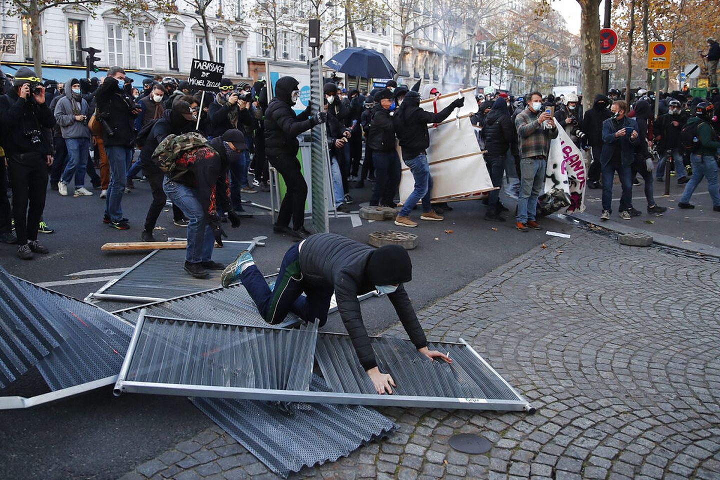 法国反安全法示威：图为11月28日巴黎示威者筑建路障。（AP）