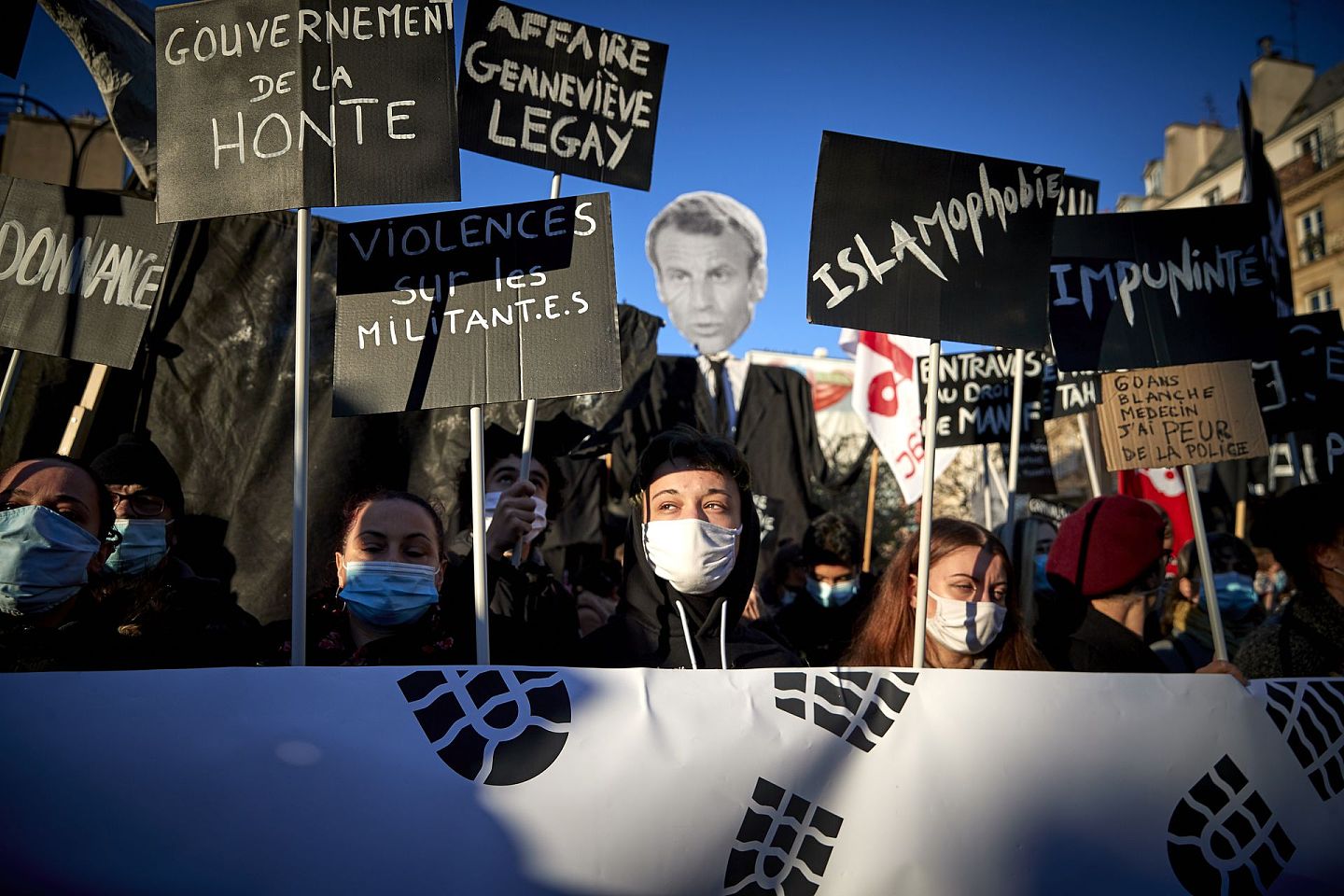 图为2020年11月28日，法国巴黎爆发示威，抗议政府推行《整体安全法》。（Getty Images）