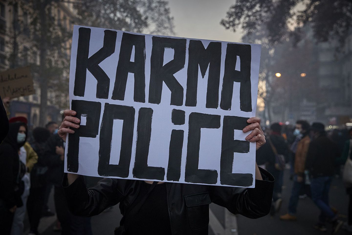 图为2020年11月28日，法国巴黎爆发示威，抗议政府推行《整体安全法》。（Getty Images）