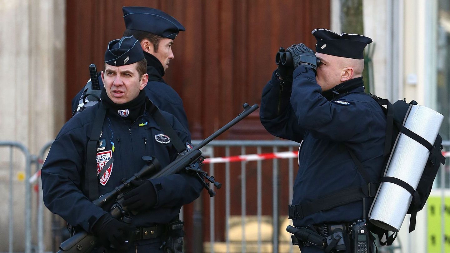 图为2015年1月11日，巴黎警员在共和国广场驻守。（Getty）