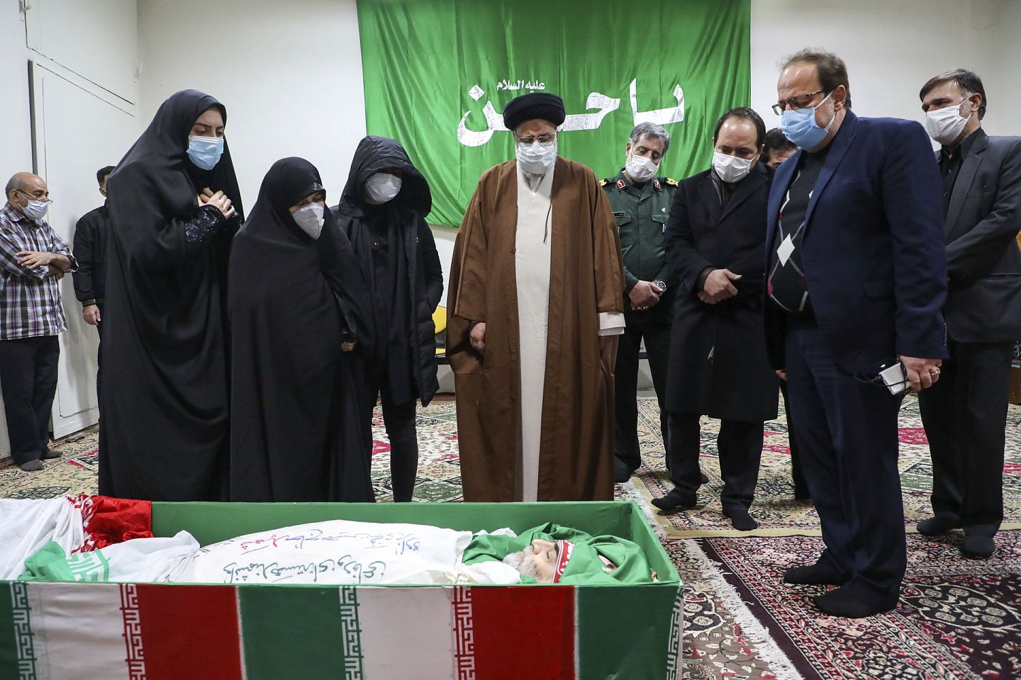 11月28日，伊朗司法部长巴赫蒂亚里（Morteza Bakhtiari）（中）向遇害的科学家法赫里扎德的遗体致敬。（AP）