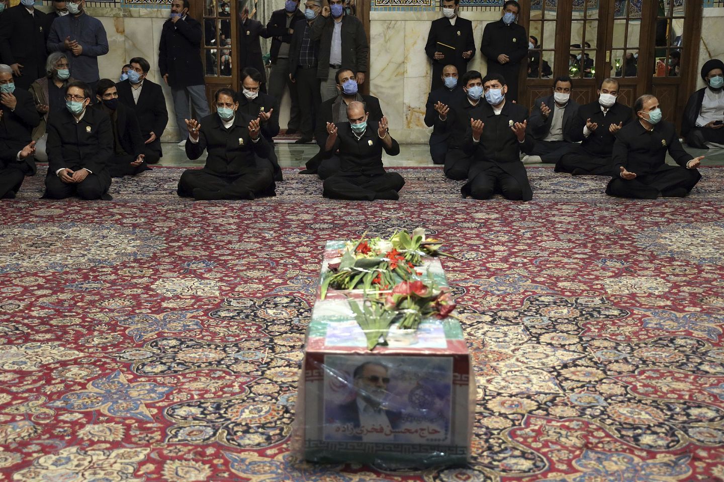 11月28日，人们在伊朗核科学家法赫里扎德棺材前祈祷。（AP）