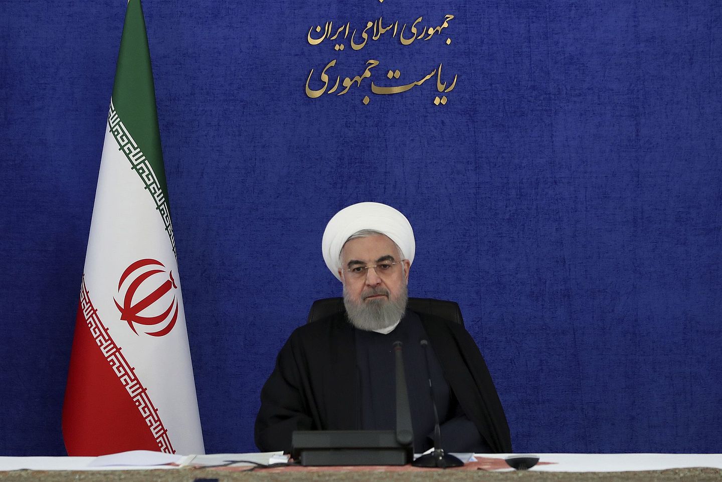 11月28日，伊朗总统鲁哈尼（Hassan Rouhani）在德黑兰出席政府新冠病毒工作组会议。鲁哈尼和其他官员一起谴责以色列的杀戮行为，并誓言要对法赫里扎德被杀一事进行报复。（AP）