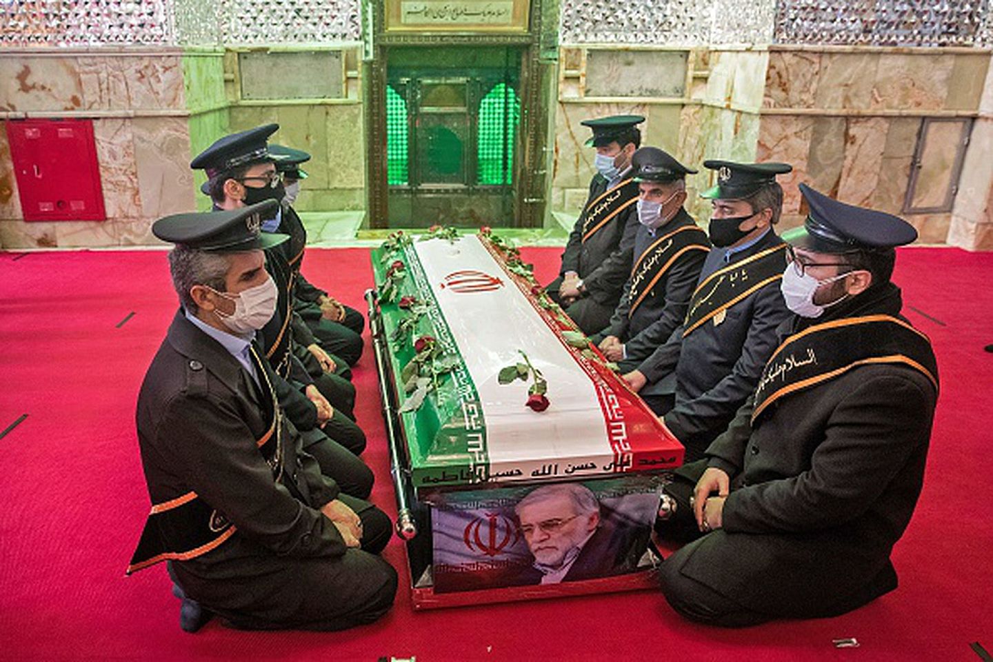 2020年11月30日，在德黑兰北部萨利赫圣殿举行的法赫里扎德葬礼中，伊朗武装力量高级军官围坐在其棺材旁进行祈祷仪式。（Getty Images）