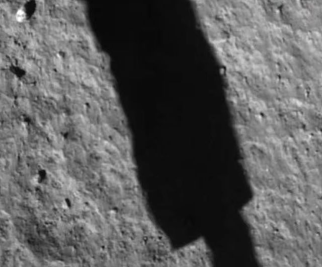 探测器在月球表面投下了一道阴影。