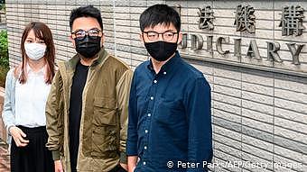 Hongkong Aktivisten Agnes Chow, Ivan Lam and Joshua Wong vor Gericht