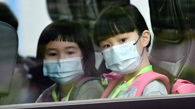 香港新界荃湾几位女学童坐上校车（新华社图片29/9/2020）