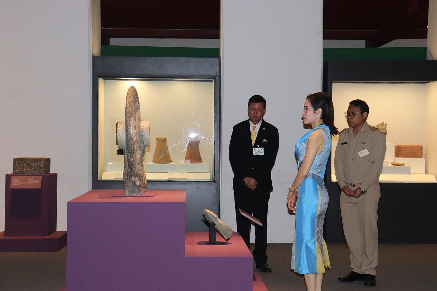 泰国媒体注意到，诗妮娜王妃穿了一条鱼尾裙，胸前是薄纱设计，里面的贴身小衣物清晰可见。（Twitter@Royal World Thailand）