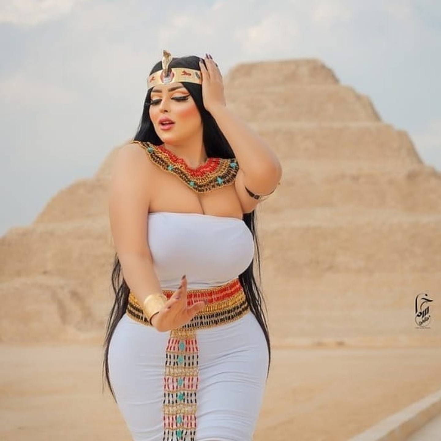 阿里希米在朱塞尔金字塔前穿上一身仿古埃及跳舞装束拍摄写真集。 （Facebook图片）