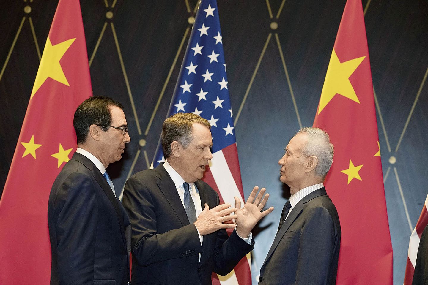 2019年12月13日，中美两国宣布达成了第一阶段经贸协议。此后2020年1月15日，中国国务院副总理刘鹤（右）代表中方与美方签署了该协议。（新华社）
