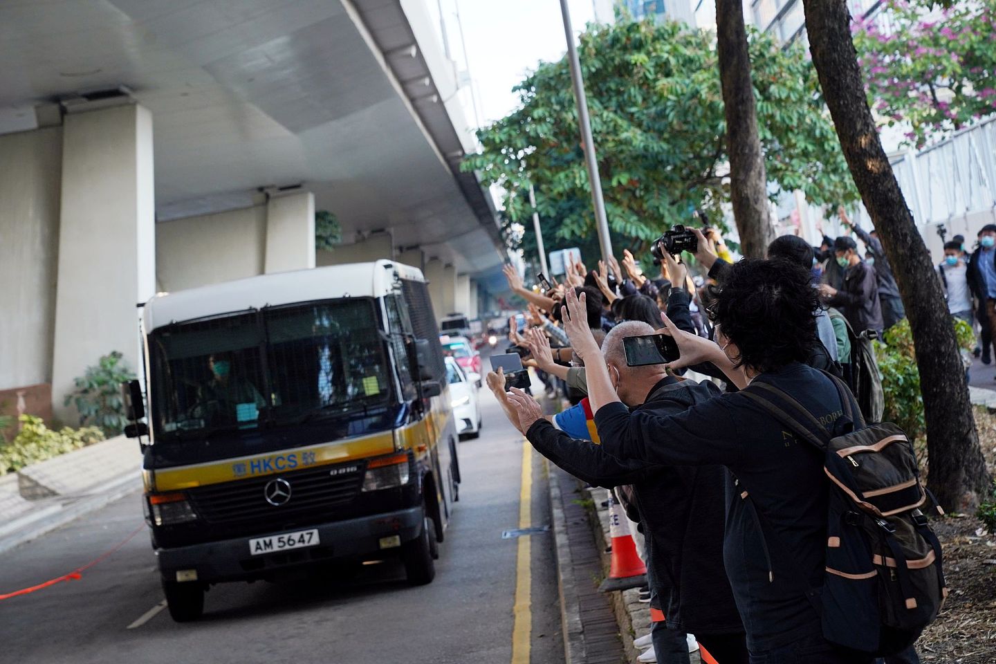 图为2020年12月2日，香港西九龙裁判法院外面有支持者声援前香港众志秘书长黄之锋、成员周庭和主席林朗彦。（路透社）