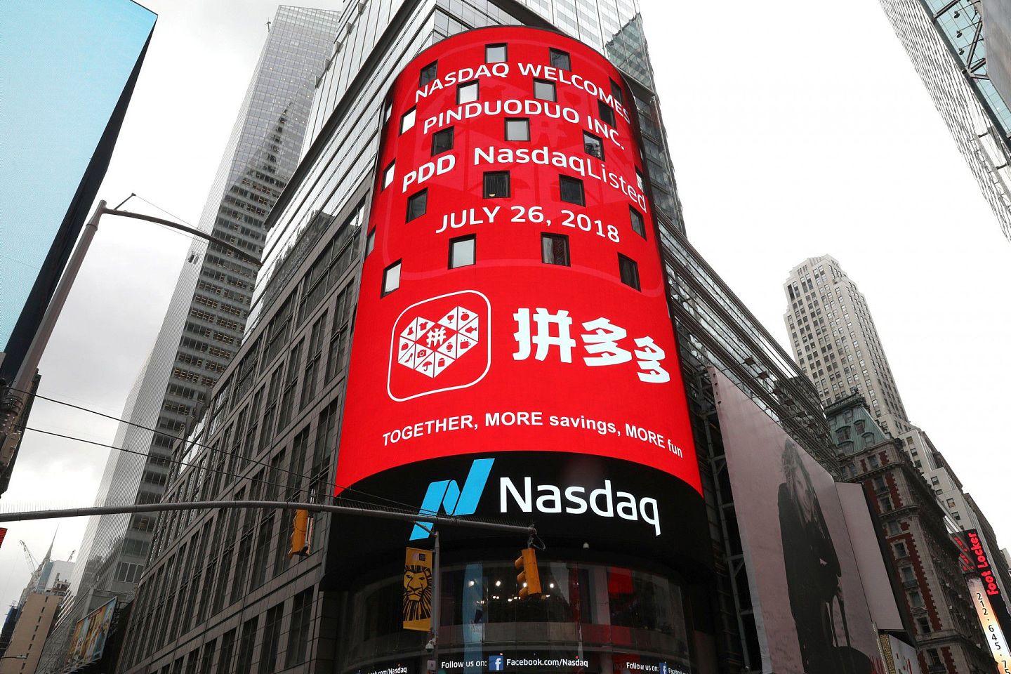 美国证券交易所成为众多中国企业筹集资金的重要来源。图为2018年7月26日，拼多多在美国上市。（Reuters）