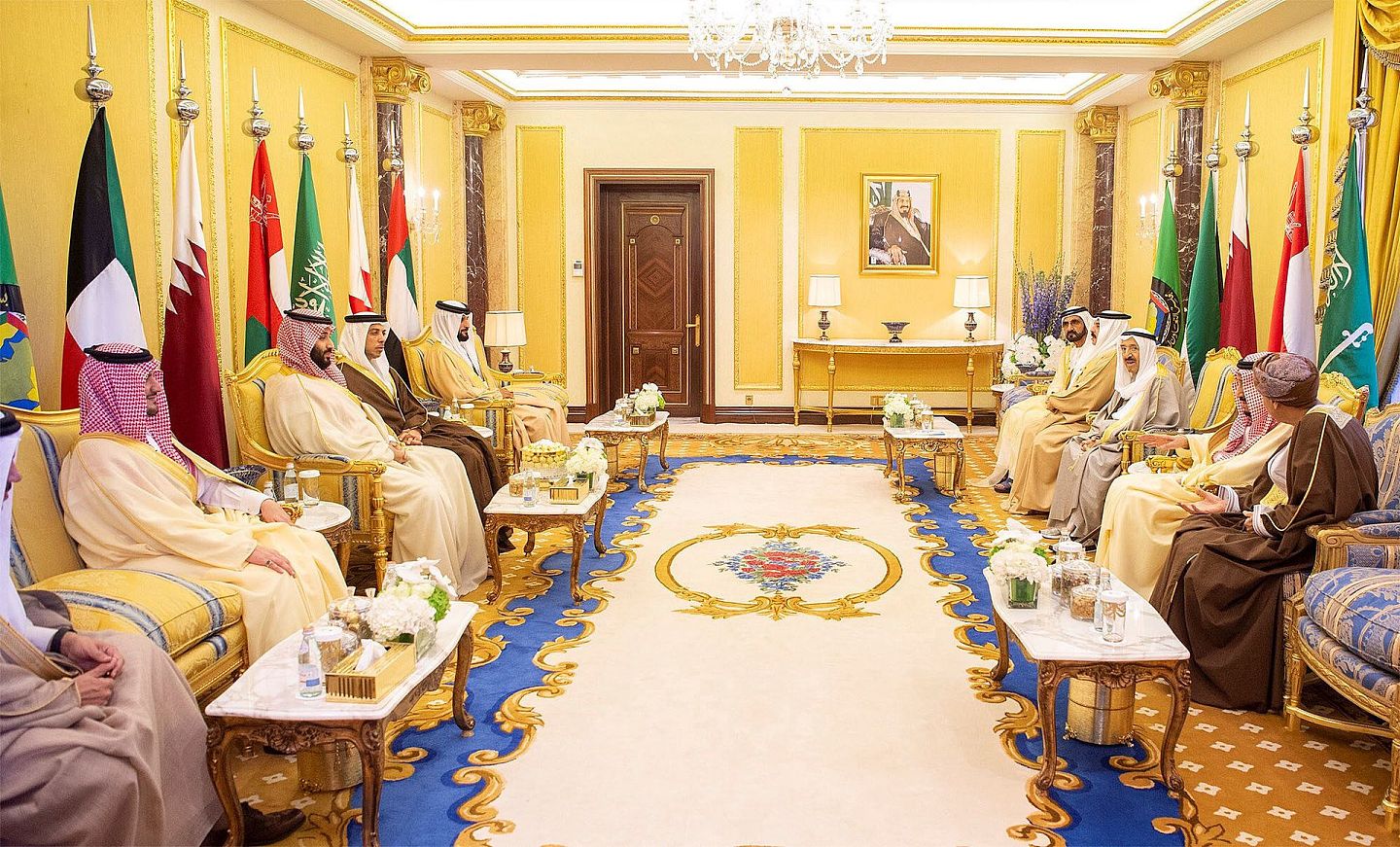 在制裁延续期间，当事方之间曾数次就解禁问题进行多边磋商，但均无疾而终。图为2018年12月9日，沙特阿拉伯首都利雅得，第39届海湾阿拉伯国家合作委员会（海合会）首脑会议正在举行。（VCG）
