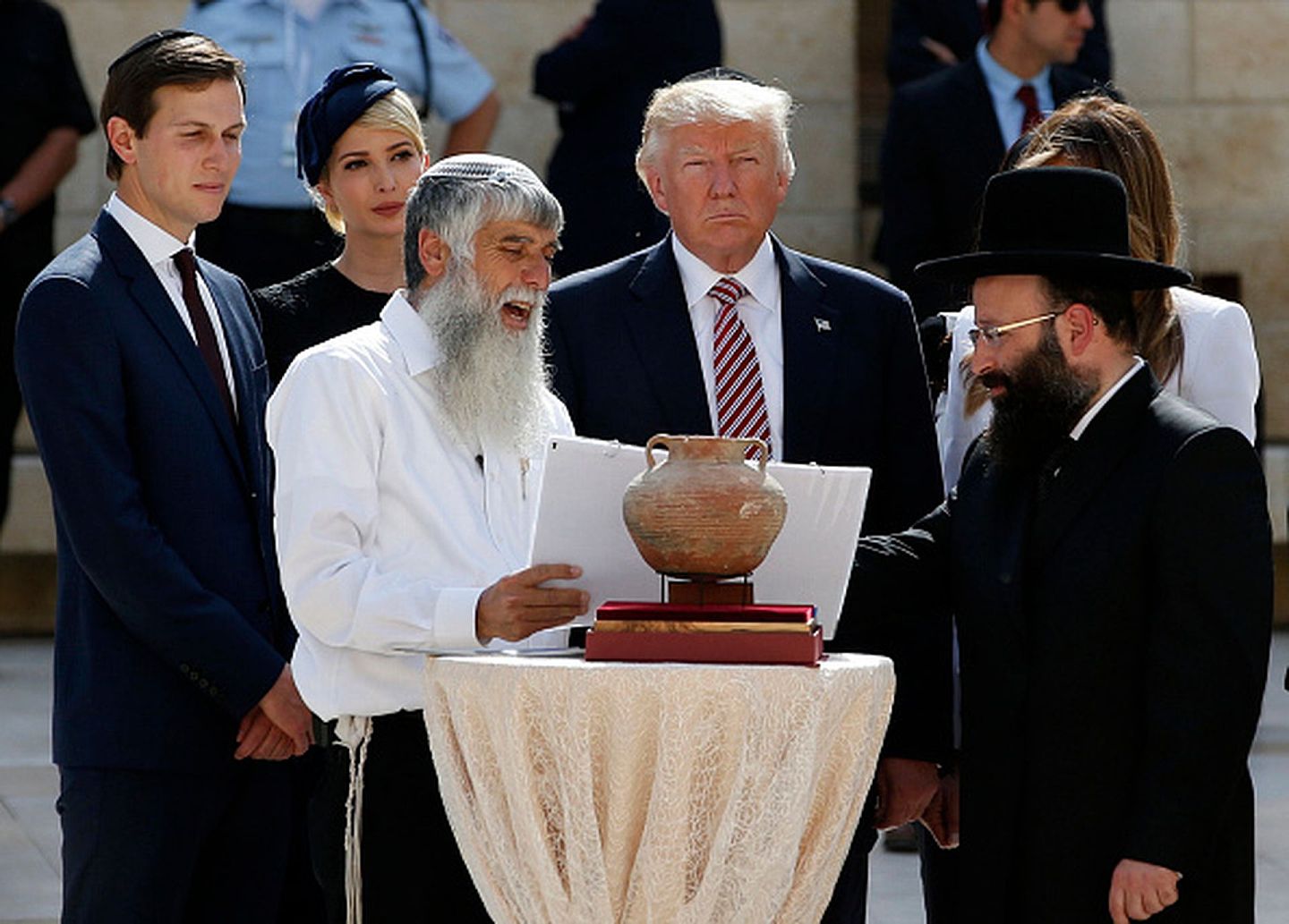 自特朗普当政以来，其女婿库什纳与以色列的“特殊关系”就备受瞩目。舆论普遍将此视为特拉维夫方面在白宫的“利益代言人”。图为2017年5月22日，特朗普出访以色列期间，在库什纳夫妇陪同下，于耶路撒冷老城参加犹太教的祈祷仪式。（Getty Images）