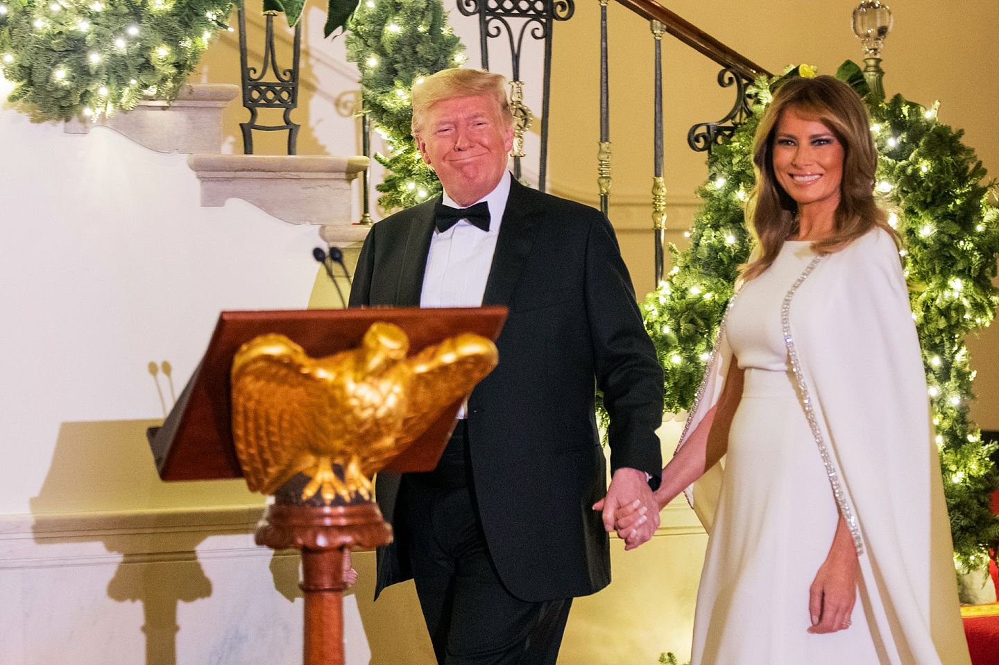 2019年12月12日，在华盛顿举行的国会舞会上，特朗普和第一夫人梅拉尼娅在白宫大厅发表演讲。（维基百科公有领域）