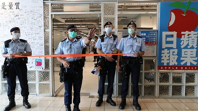 香港警察在将军澳《苹果日报》报社前拉起封锁线（10/8/2020）