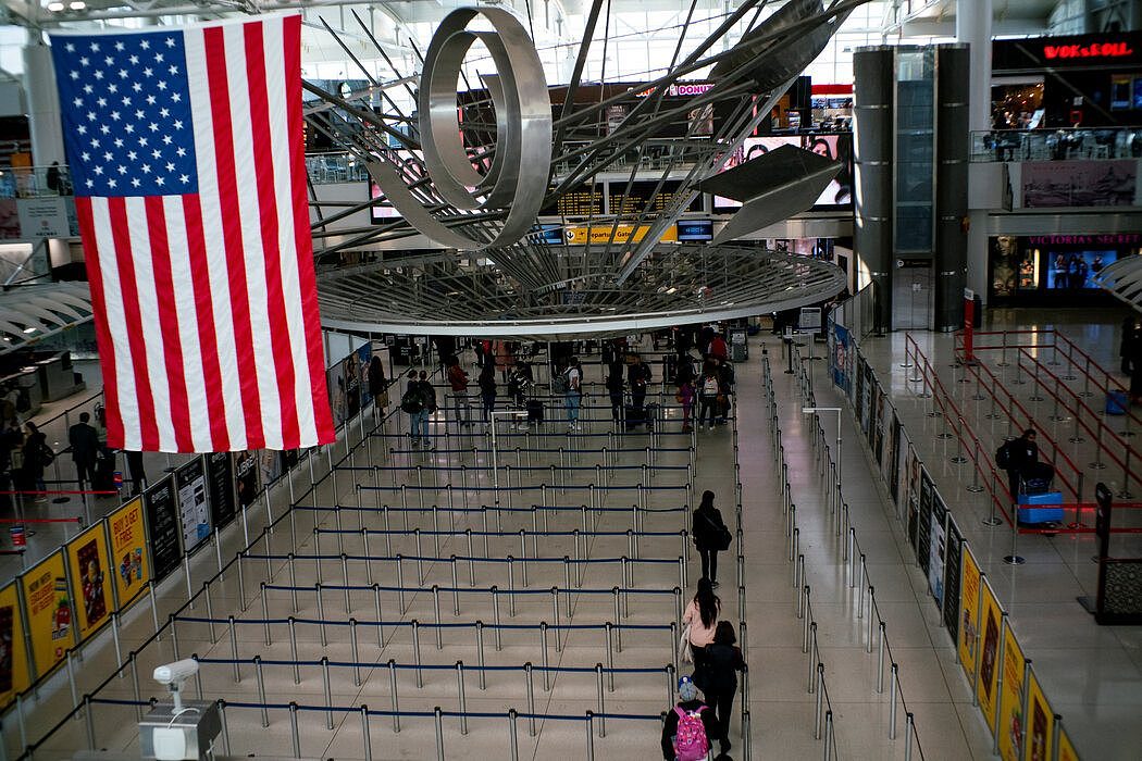 3月，纽约肯尼迪国际机场的入境检查区域。一项新政策大幅限制了某些中国公民在美国的停留时间。