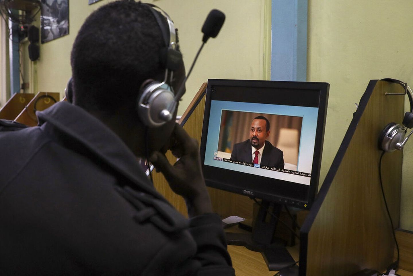 11月26日，埃塞俄比亚民众在一间网吧观看总理发言的影片。（AP）