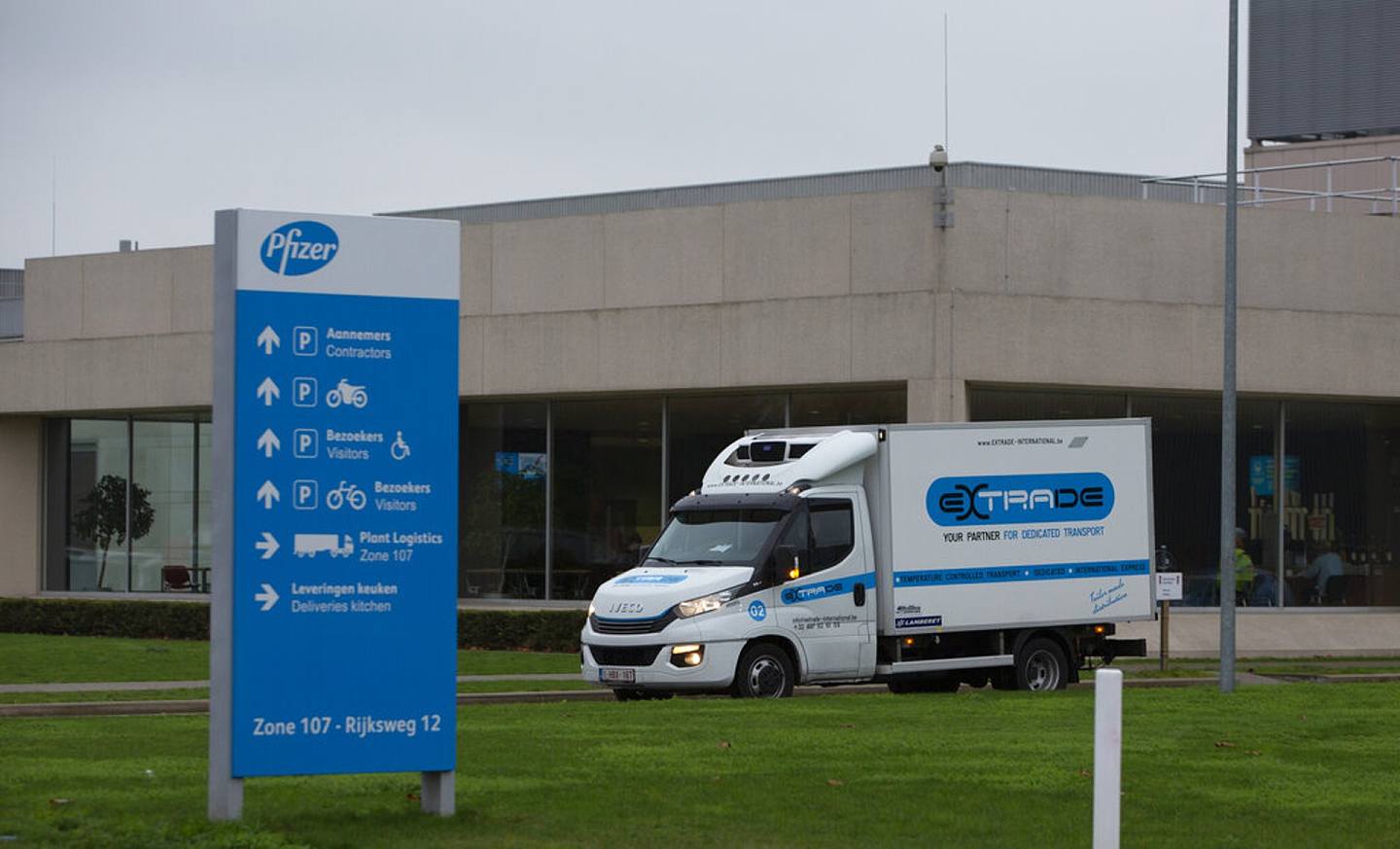 輝瑞位於比利時的工廠已準備好以冷凍車運送疫苗。（美聯社）