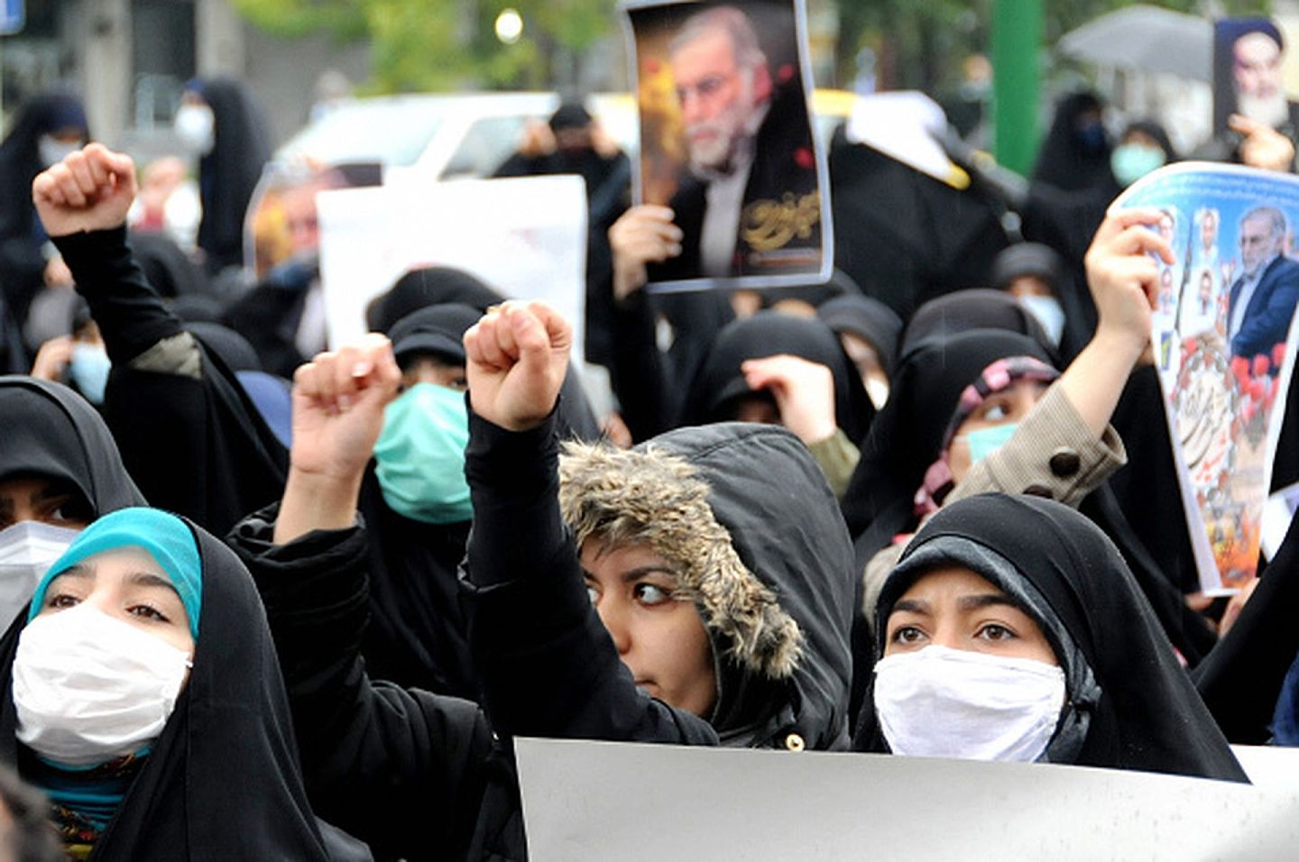 2020年11月28日，伊朗民众在首都德黑兰街头举行游行，抗议美国与以色列对该国核专家法克里扎德的“暗杀劣行”。（Getty Images）