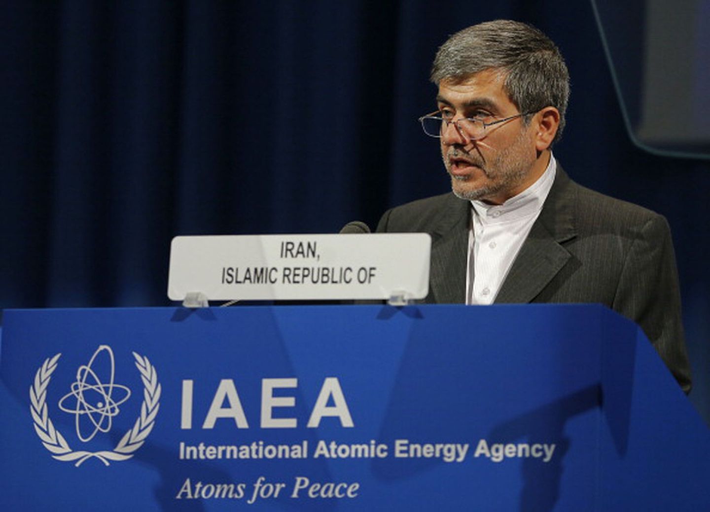 2012年9月17日在维也纳国际原子能机构总部举行的第56届国际原子能机构（IAEA）大会上，伊朗原子能机构负责人达瓦尼（Fereydoon Abbasi Davani）发表讲话。其本人也于当年遭遇暗杀黑手，但最终幸免于难。（Getty）