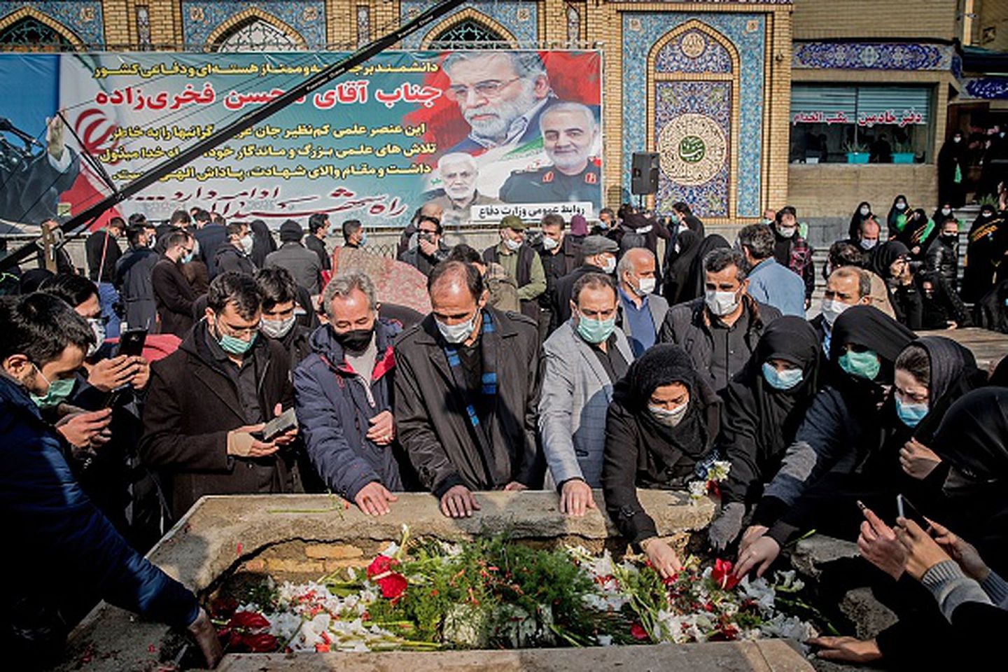 2020年11月30日，伊朗民众在德黑兰北部的萨利赫圣殿参加顶级核专家法赫里扎德葬礼。（Getty）