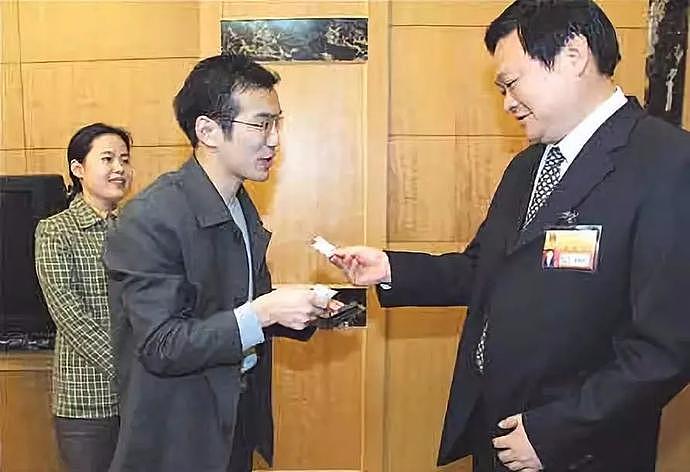▲2003年1月，时任深圳市长于幼军（右一）会见《深圳，你被谁抛弃》的作者