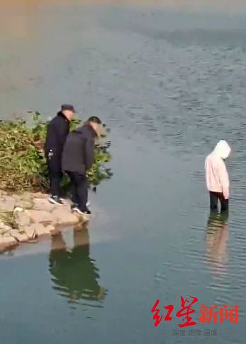 安徽一17岁女孩在警察注视下溺亡，警方通报：涉事者停职（视频/组图） - 1