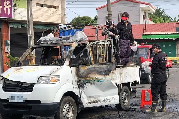 台南一辆汽车烧成火球！事发时6名大人全跑了，独留8岁女童惨死车上，父亲见尸跪地痛哭（组图） - 3