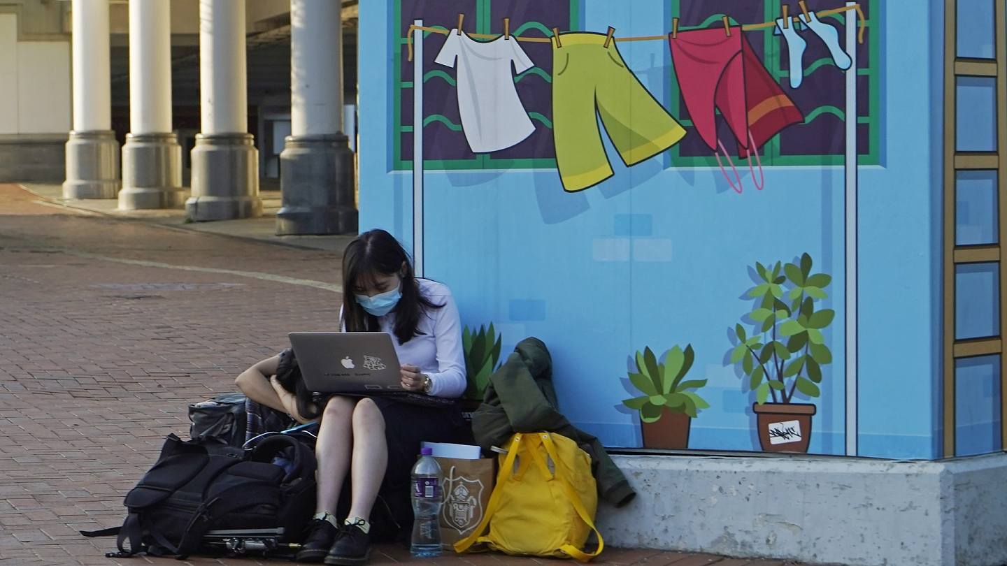 BNO：图为11月30日，香港一名女子在街头使用电脑。 （AP）