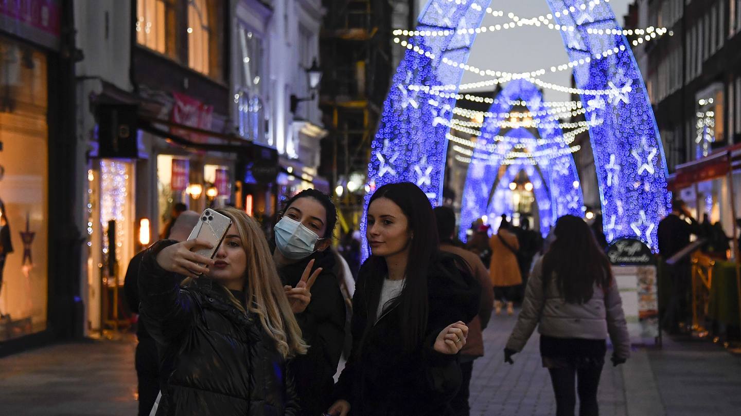 BNO：图为12月2日，英国伦敦梅费尔民众在街上合照。 （AP）