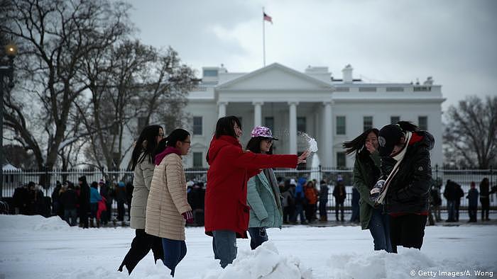 Chinesische Touristen vor dem Weißen Haus