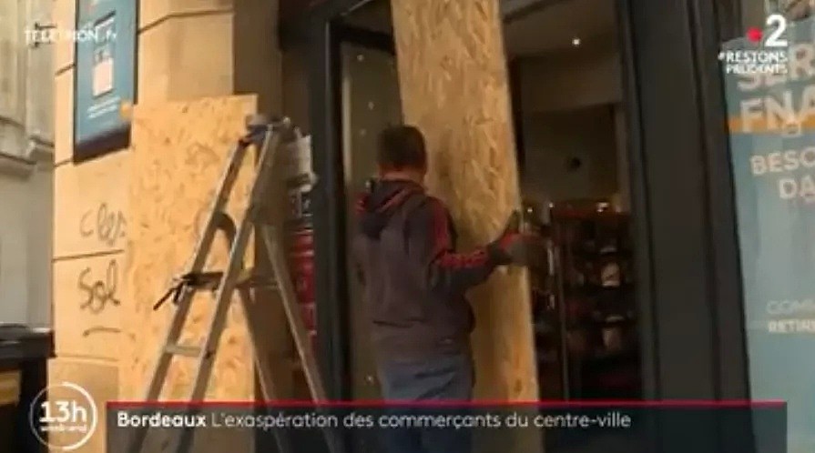 巴黎又现打砸烧，示威者焚烧银行，追着警察打！马克龙直播2小时求理解（视频/组图） - 16