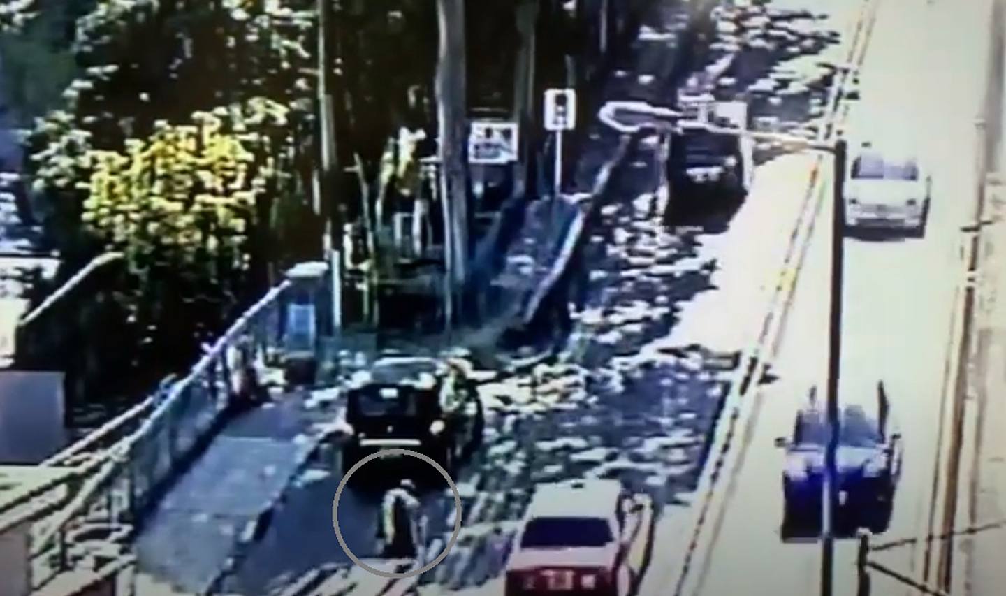 事发时一辆单车（红圈）沿西贡公路行驶。 （网上影片截图）