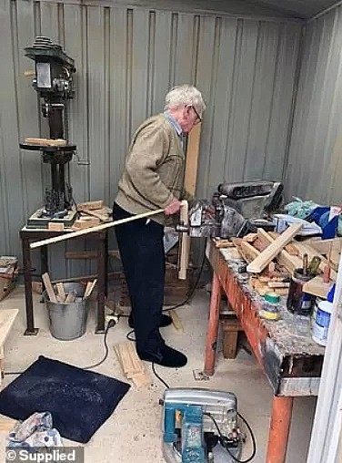 这才是澳洲真正的圣诞老人！89岁墨市老人无偿为孩子们制作圣诞玩具，20年风雨无阻…感动众人（组图） - 3