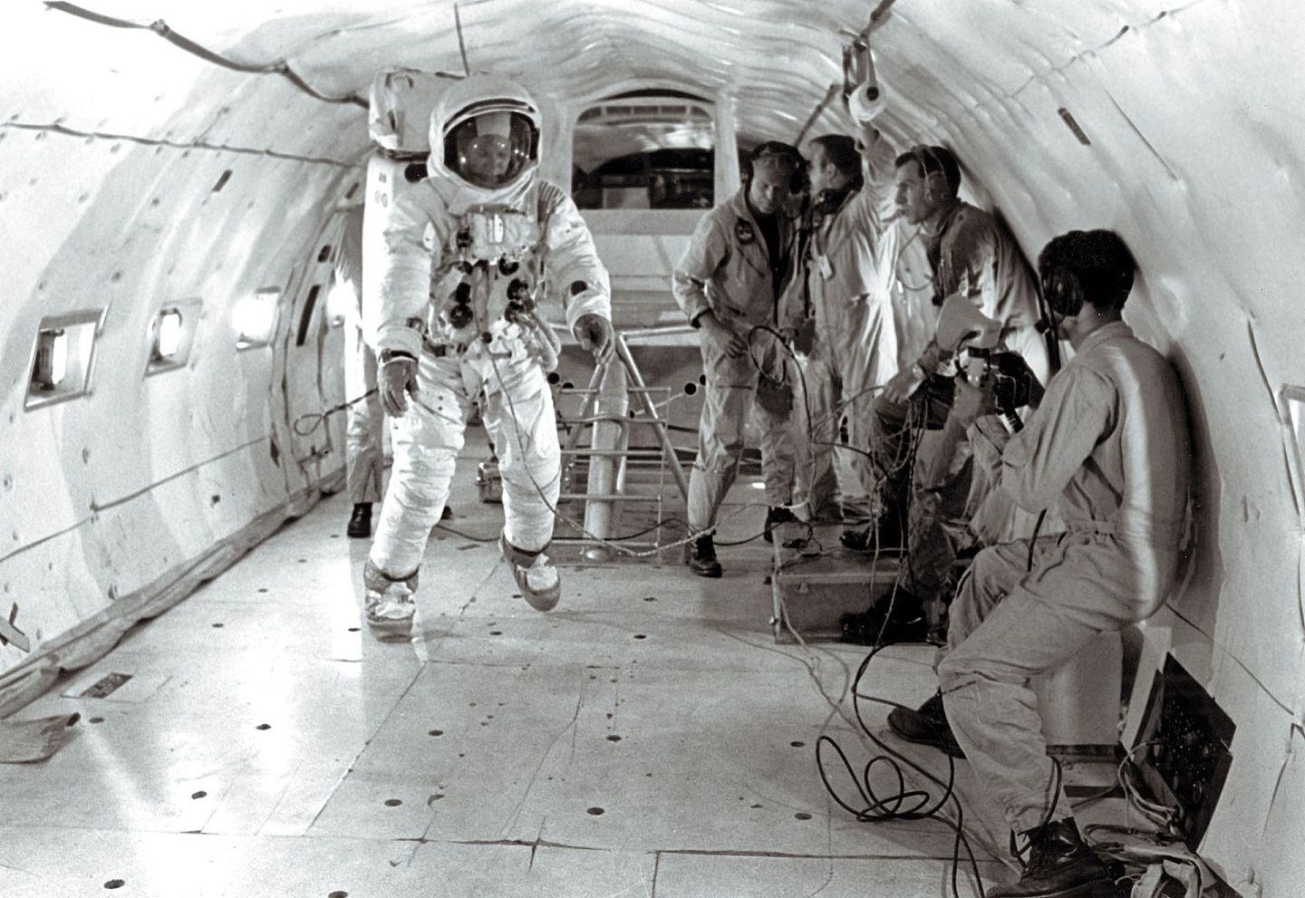 美苏冷战期间，两国展开激烈的太空竞赛，图为1969年7月9日，在阿波罗11号执行登月任务的七天前，美国宇航员穿上宇航服练习在失重环境下登上一架飞机。（视觉中国）