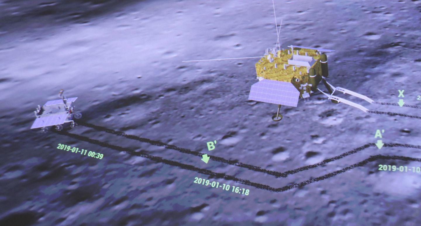 2018年12月8日中国发射的 “嫦娥四号”再月球背面着陆，成为世界第一个在月球背面软着陆和巡视探测的航天器。（新华社）