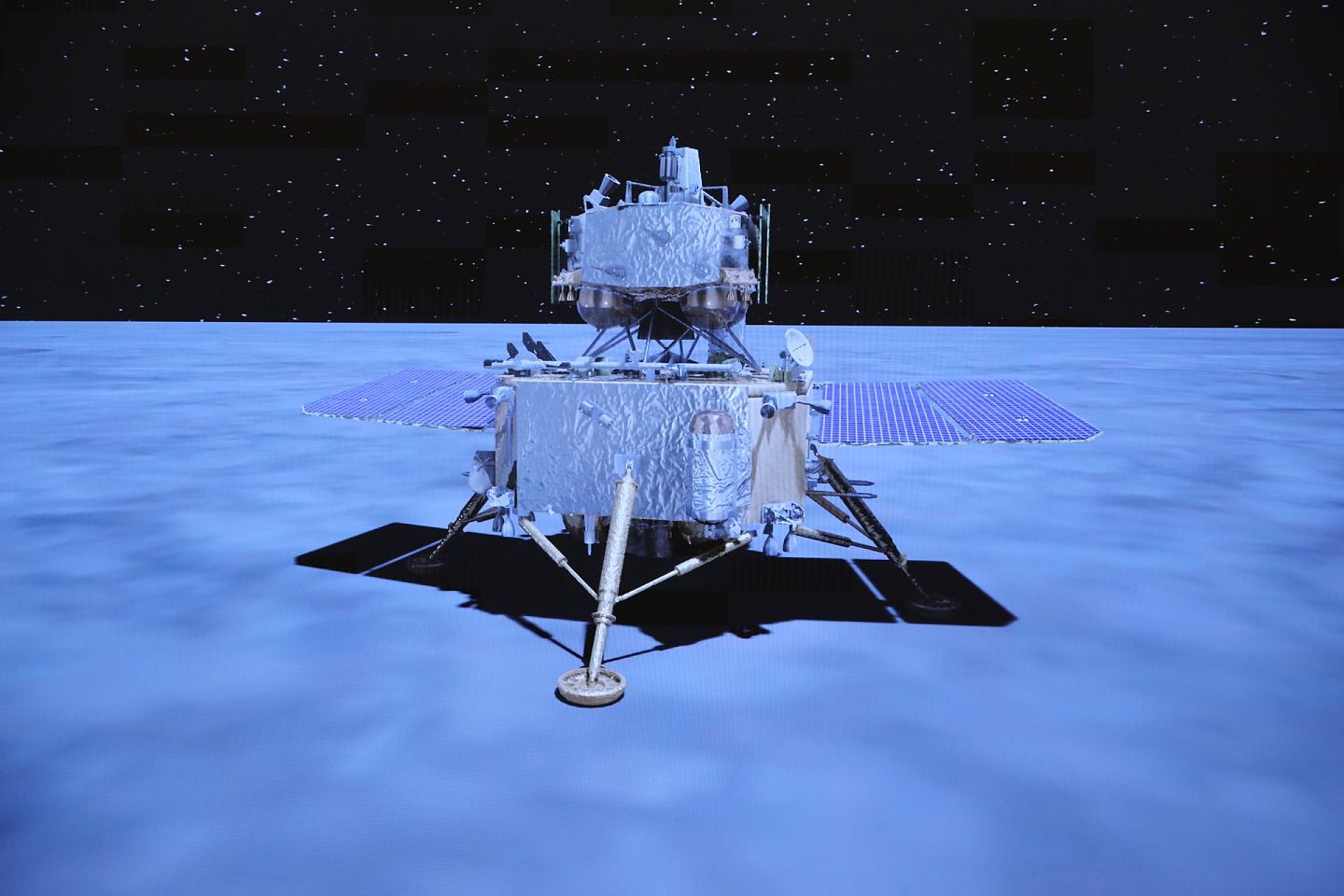 在中国的“嫦娥五号”登月计划之前，美国、俄罗斯等国都已经开始了重返月球的计划。图为北京航天飞行控制中心拍摄的落月后的嫦娥五号探测器。（新华社）