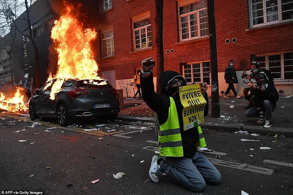 法国突发大型暴乱！5万人冲上街头打砸抢烧，银行遭洗劫一空，狼烟滚滚，惨如战区（视频/组图） - 2
