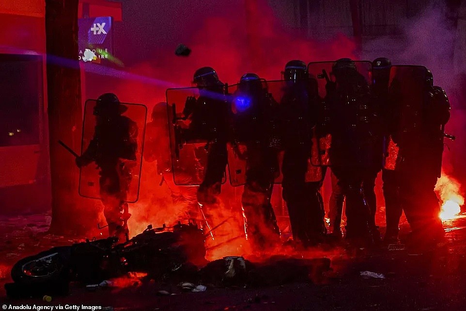 法国突发大型暴乱！5万人冲上街头打砸抢烧，银行遭洗劫一空，狼烟滚滚，惨如战区（视频/组图） - 5