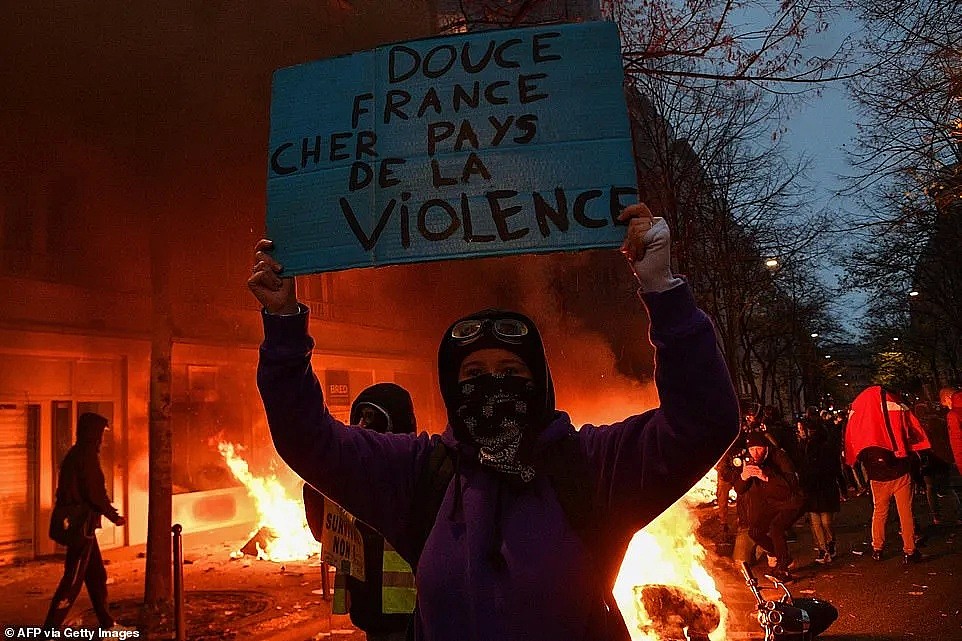 法国突发大型暴乱！5万人冲上街头打砸抢烧，银行遭洗劫一空，狼烟滚滚，惨如战区（视频/组图） - 16