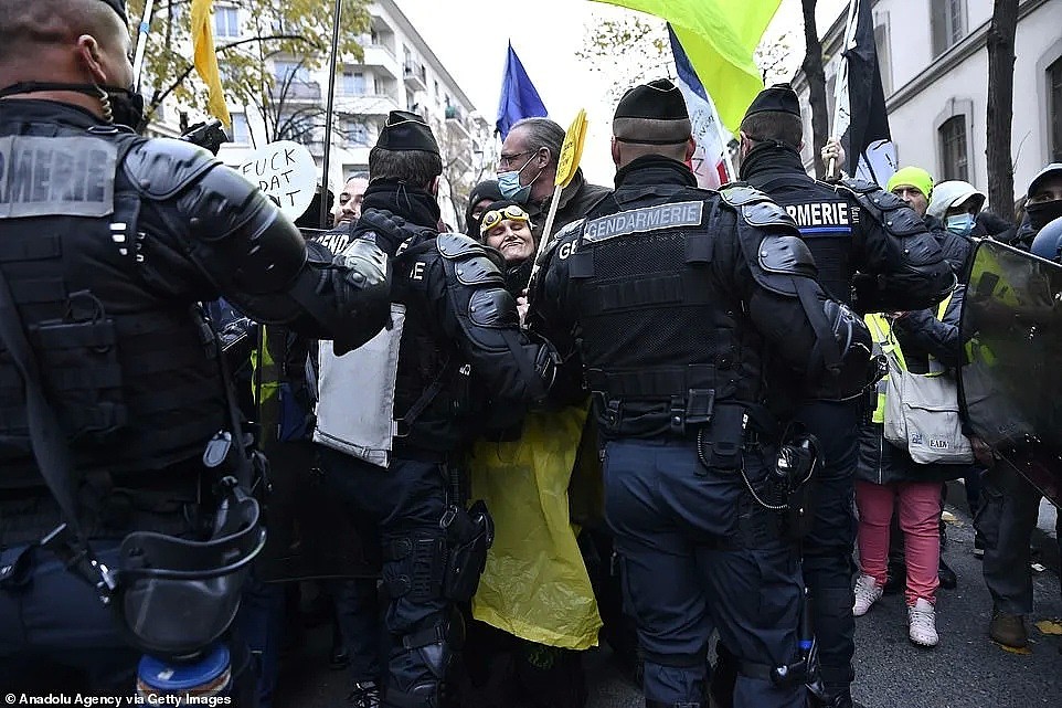 法国再爆发激烈抗议打砸抢！矛盾无法缓解，马克龙快要愁秃了（组图） - 36