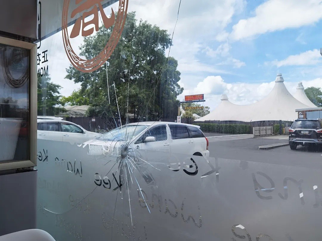 视频疯传！华人餐厅遭袭击，玻璃被砸，车被烧毁，监控视频惊心动魄（视频/组图） - 3