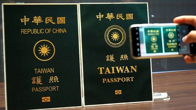 2020年9月台湾推出新版本护照，以免台湾人出国旅游被误会来自中国。（Credit: EPA）