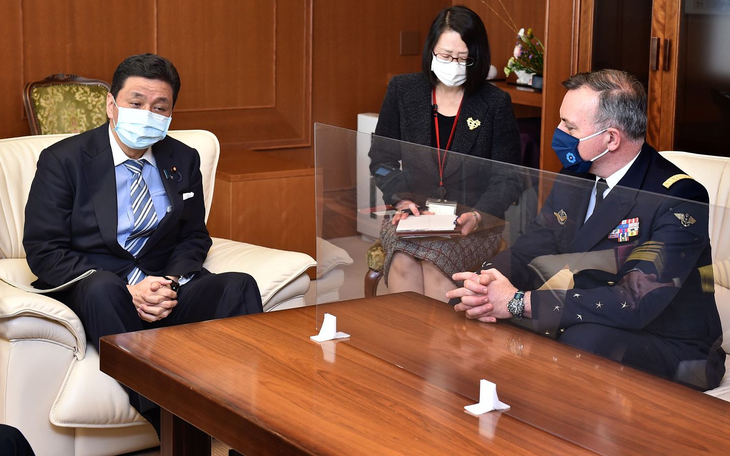 11月30日，日本防卫大臣岸信夫（左）和法国海军参谋长旺迪耶（右）在东京的办公室会面。（Getty）