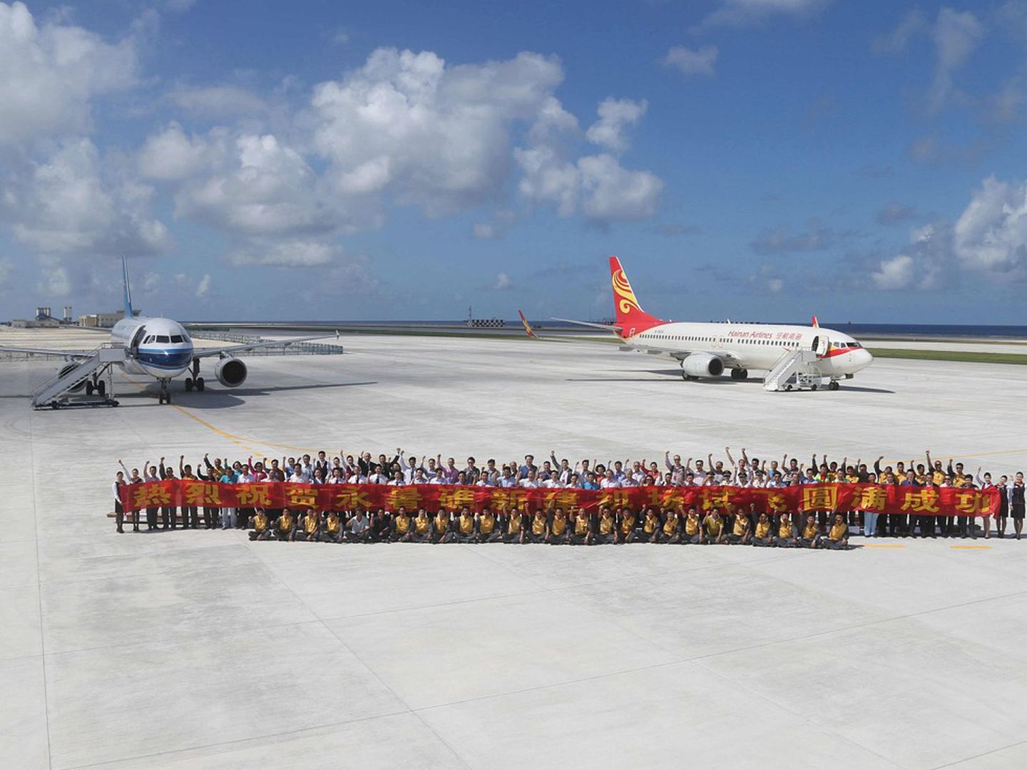 2016年1月6日，中国两架民航客机在南沙永暑礁机场试飞成功。（新华社）